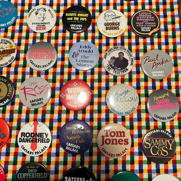 30 Vintage 80’s Caesars Palace concert buttons - Picture 3 of 3
